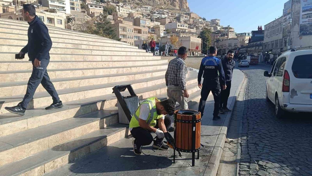 Mardin'de Artuklu 1. Cadde'nin çöp kovaları yenileniyor