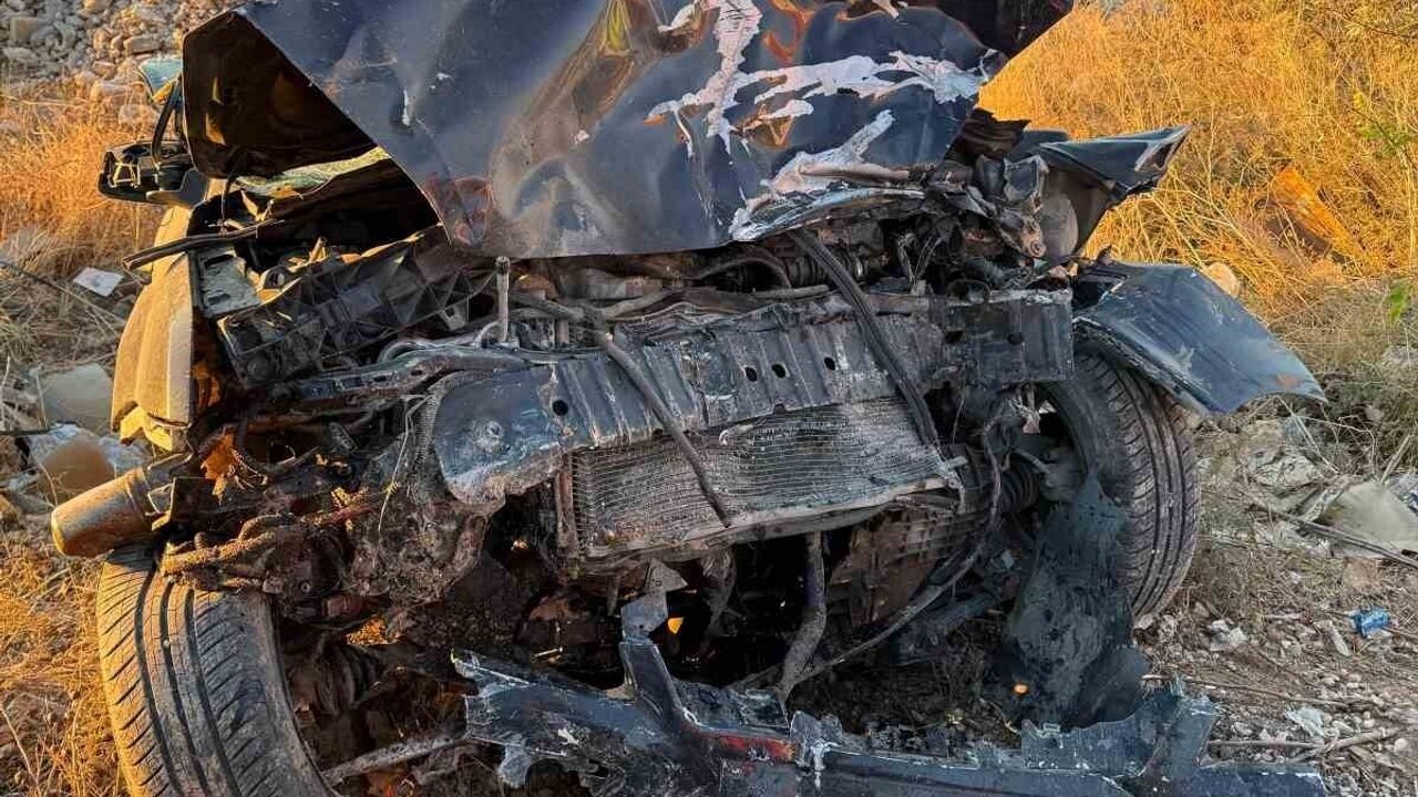 Mardin’de otomobil şarampole yuvarlandı: 3 yaralı