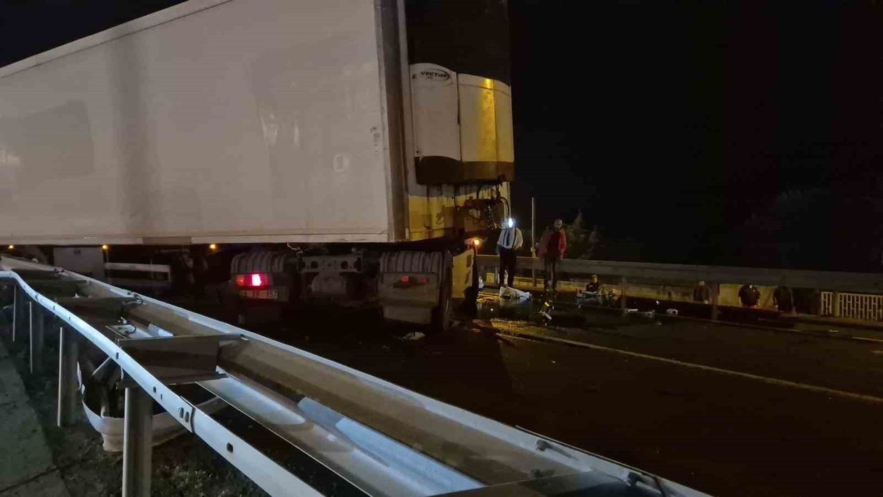 Marmaraereğlisi'nde tır bariyerlere çarptı; Tekirdağ-İstanbul yolu kapandı