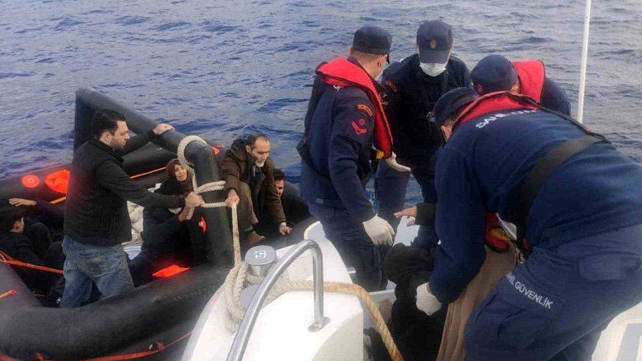 Marmaris açıklarında can salındaki göçmenler kurtarıldı, kaçakçı yakalandı
