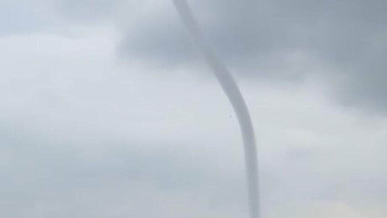 Marmaris'te denizde oluşan hortum cep telefonu kameralarına yansıdı