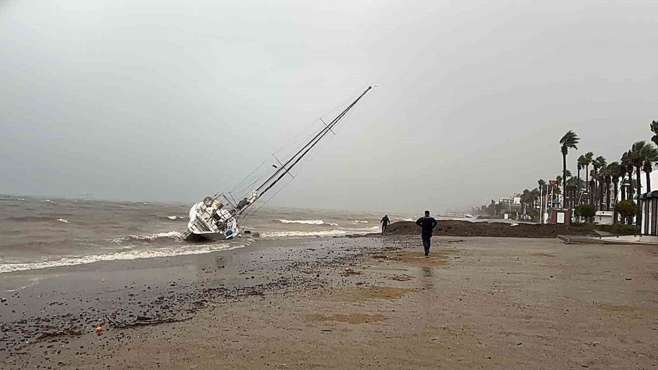 Marmaris'te fırtına: üç yelkenli karaya vurdu