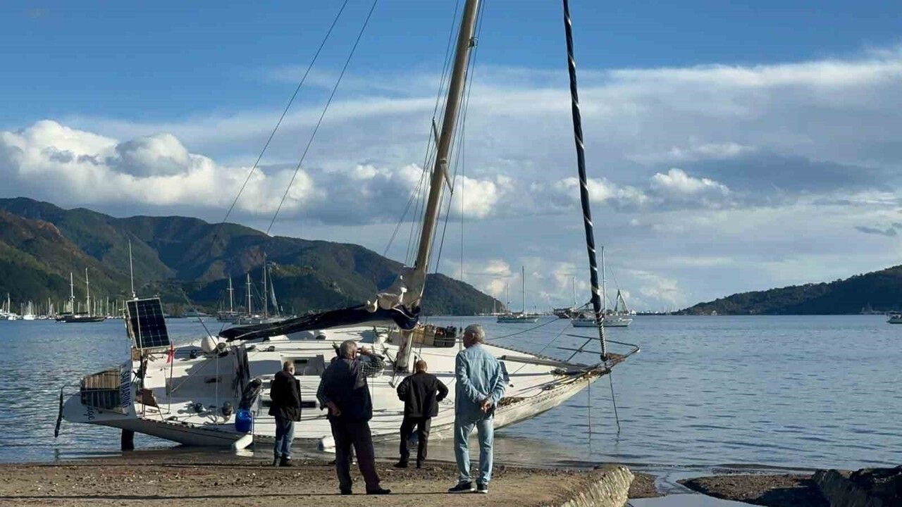 Marmaris'te fırtına üç yelkenliyi karaya vurdu; tekneler kaldırılıyor