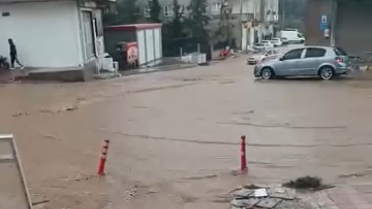 Mazıdağı'nda sağanak sonrası cadde ve köy yolları sular altında