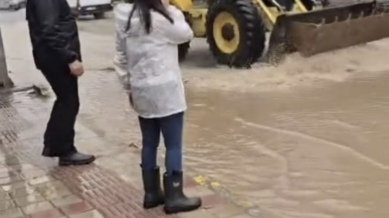 Mazıdağı'nda sağanak yolları göle çevirdi