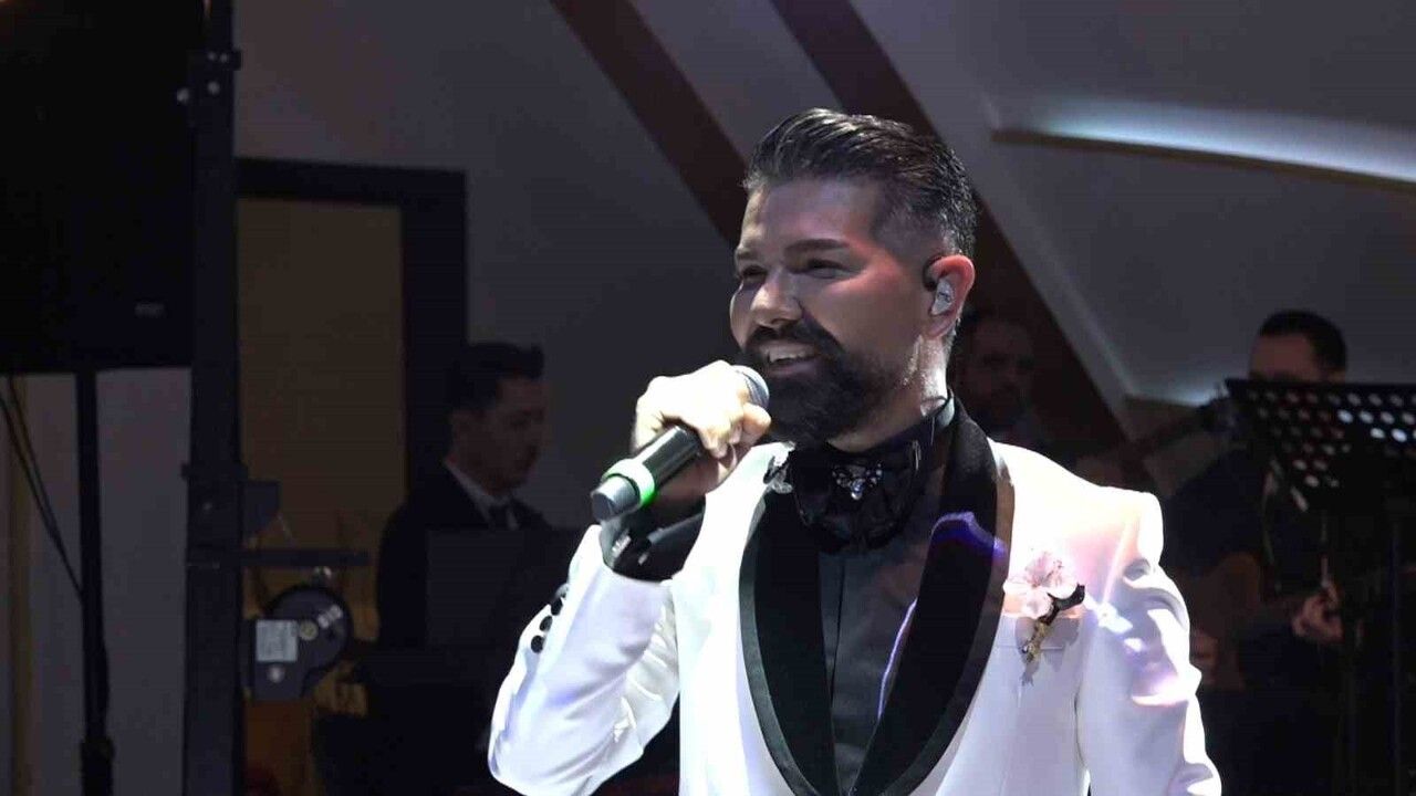 Mehmet Çevik'ten Öğretmenler Günü'nde 600 öğretmene unutulmaz konser