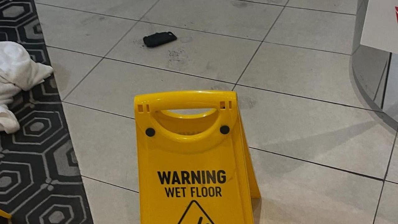 Melbourne havalimanında taşınabilir şarj cihazı alev aldı: 50’li yaşlarındaki yolcu yaralandı