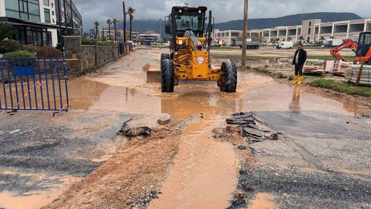 Menteşe Belediyesi su baskınlarına anında müdahale ediyor
