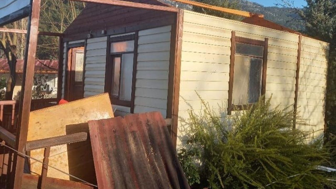 Menteşe'de gece fırtınası çatı ve cephelere zarar verdi