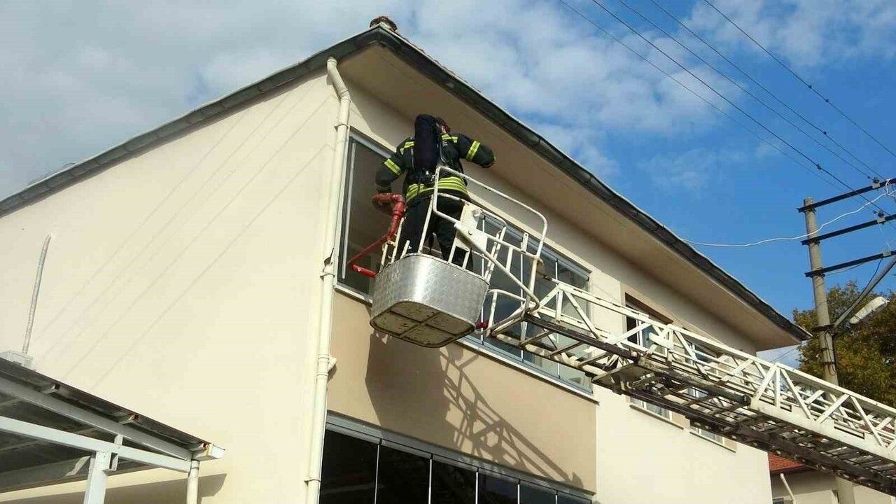 Menteşe'de iki katlı evde çıkan yangın söndürüldü