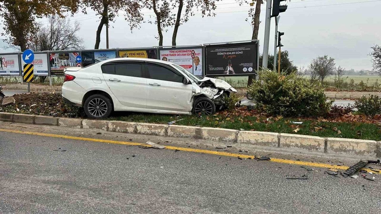 Menteşe'de Kırmızı Işık İhlaliyle Meydana Gelen Kaza: 2 Yaralı