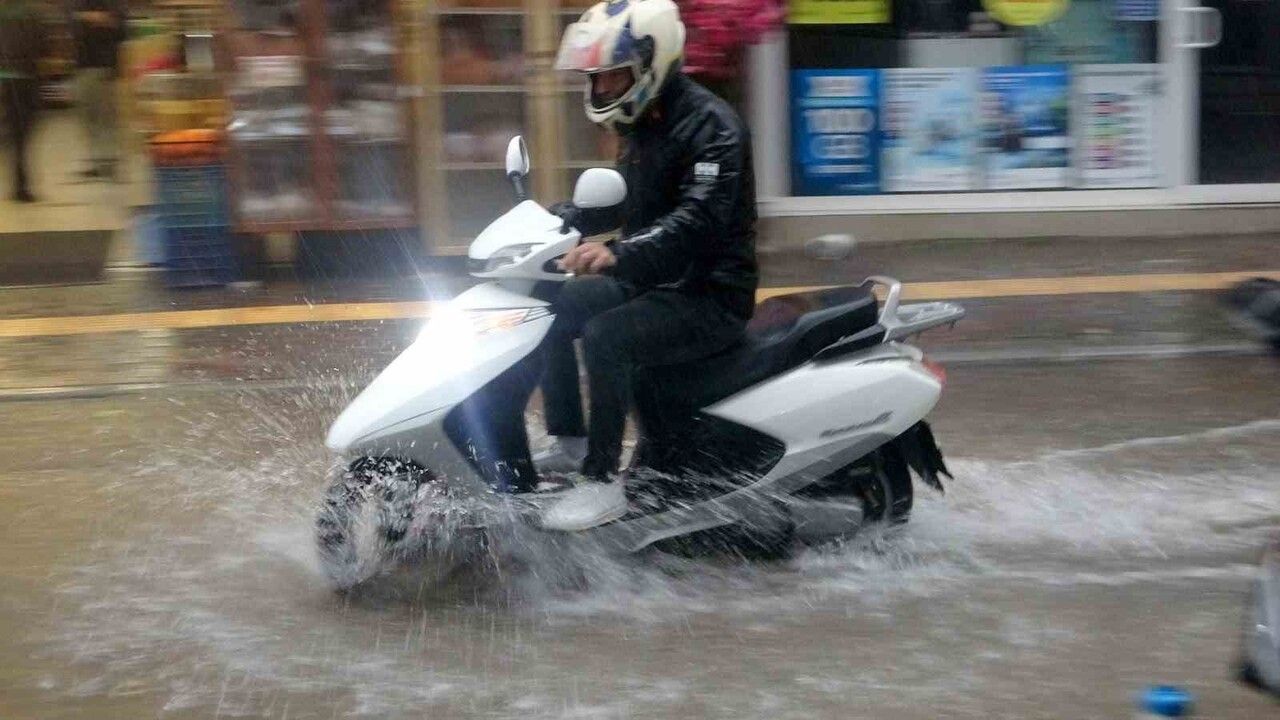 Menteşe'de sağanak ve dolu hayatı olumsuz etkiledi