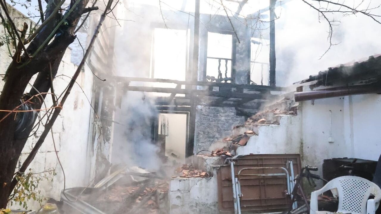Menteşe'de sobadan çıktığı öne sürülen yangın iki evi kullanılmaz hale getirdi