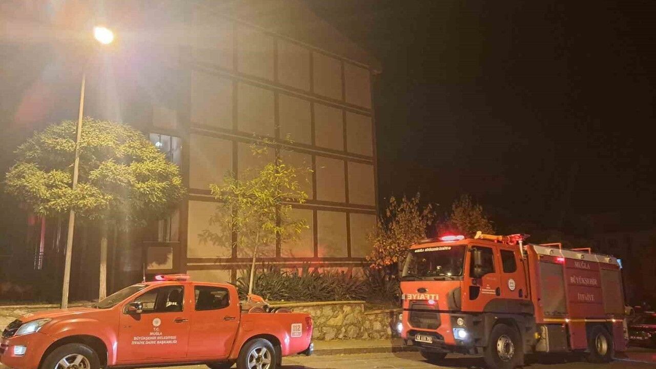 Menteşe TOKİ D69 Blokta Çatı Yangını Paniğe Yol Açtı