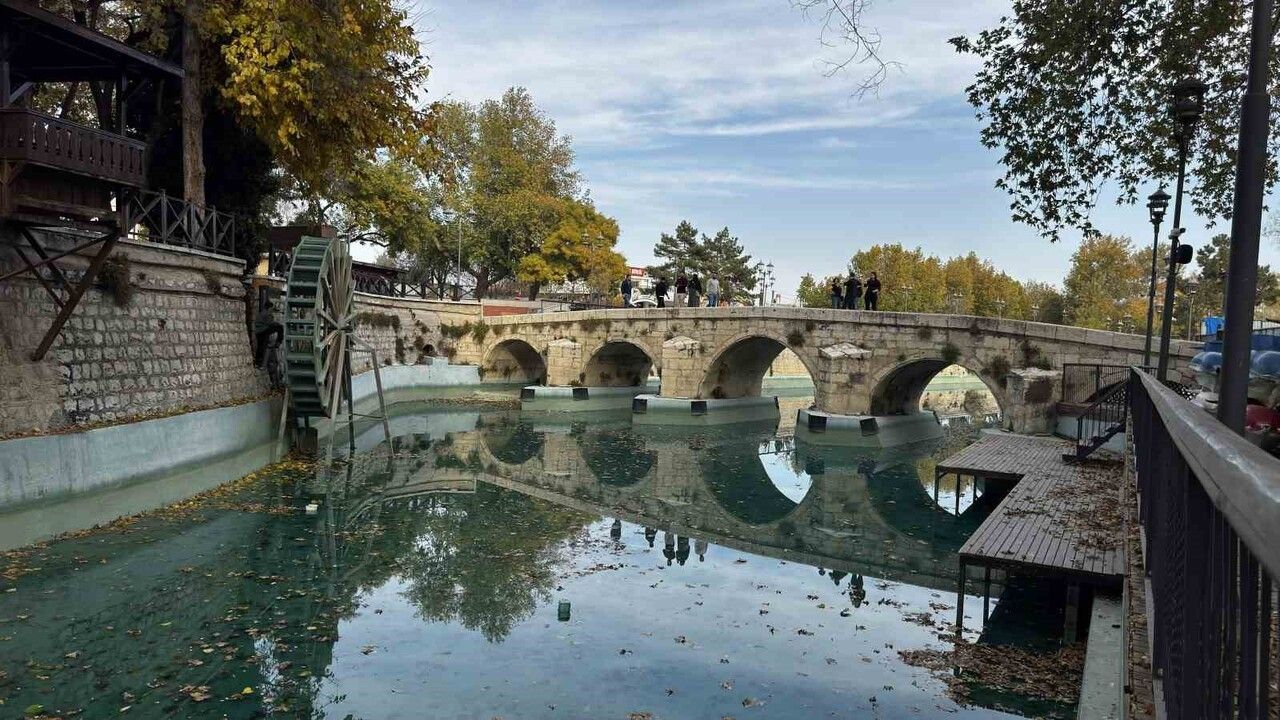 Meram'da hafta sonu: Tarihi Meram Köprüsü sonbahar renkleriyle doldu