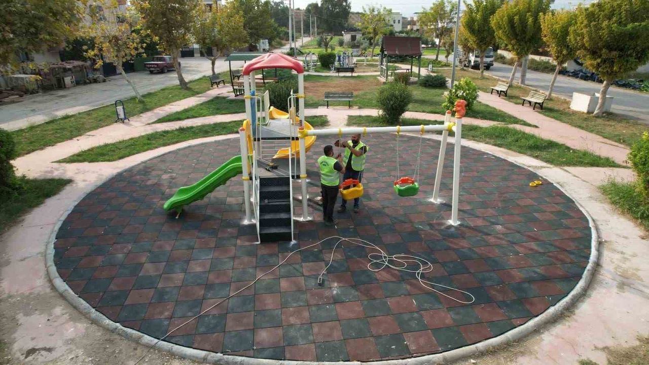 Mersin Akdeniz’de parklar kapsamlı yenileme sürecinde