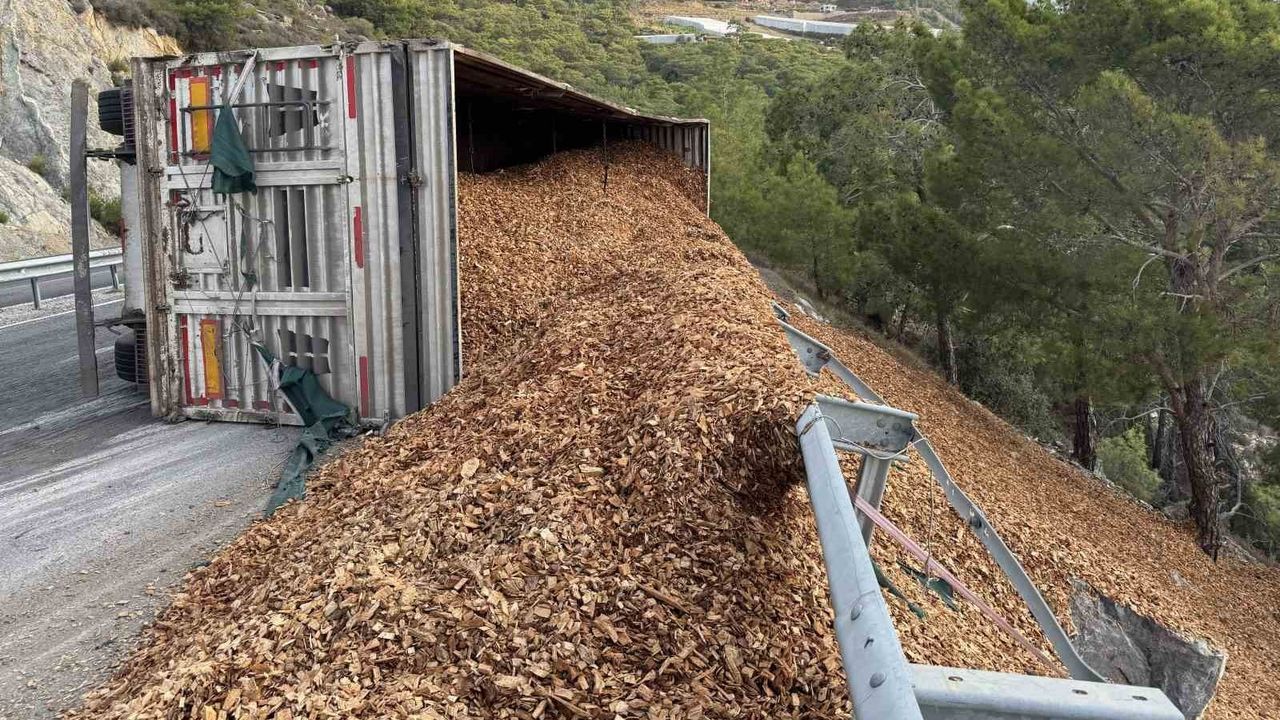 Mersin Anamur'da tır devrildi — sürücü hafif yaralandı