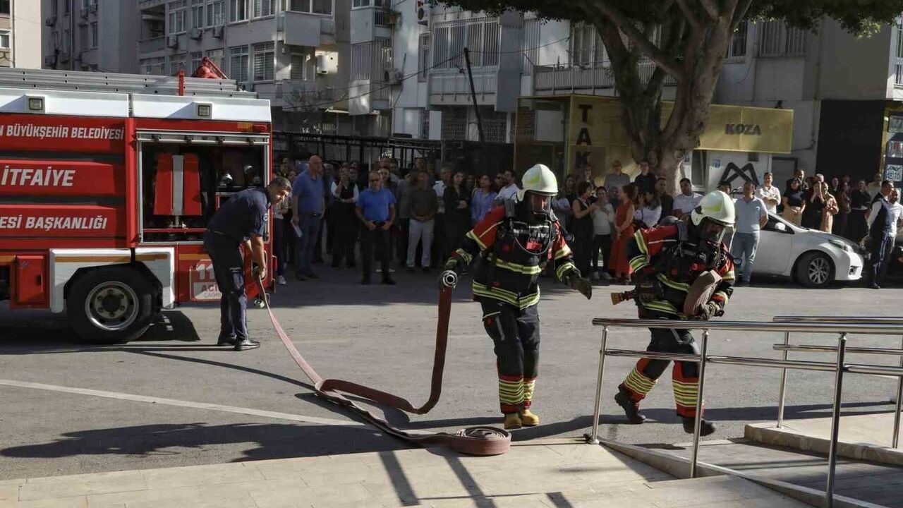 Mersin Büyükşehir Ana Hizmet Binasında Yangın Tatbikatı — Bina 3,5 Dakikada Tahliye Edildi