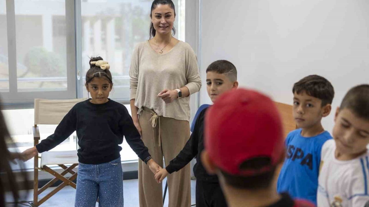 Mersin'de 250 Kişilik Ücretsiz Tiyatro Kursuna Yoğun İlgi