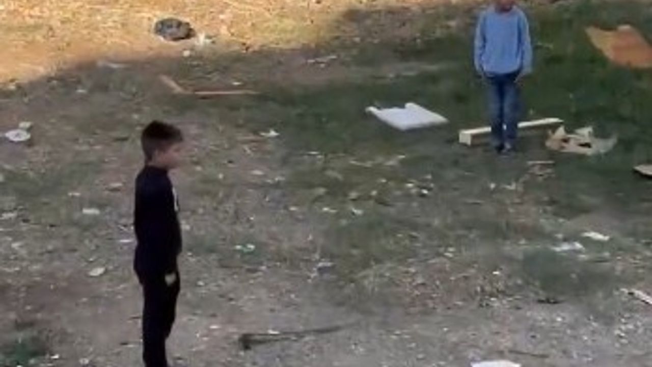 Mersin'de AFAD siren testi sırasında iki çocuk esas duruşa geçti