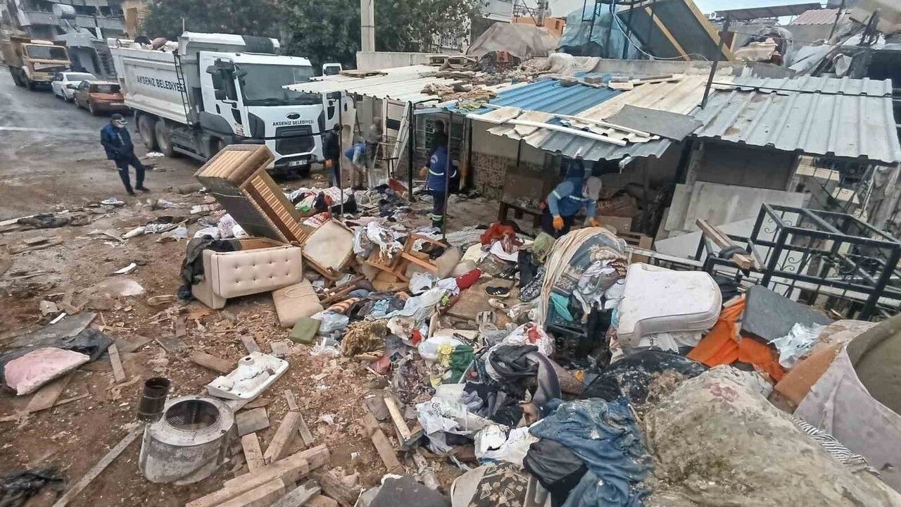 Mersin’de çöp ev temizlendi: 10 kamyon atık çıkarıldı