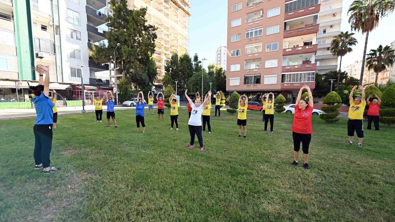 Mersin’de Emekliler Sahilde Sabah Sporuyla Güne Başlıyor