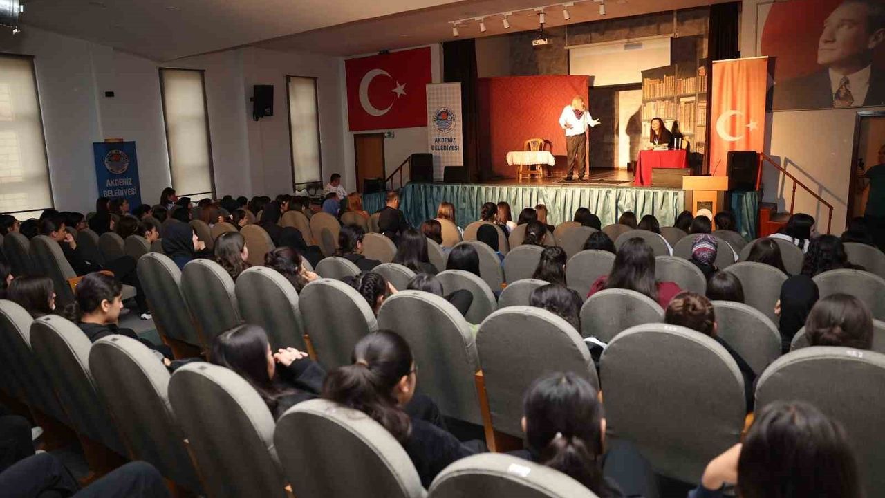 Mersin'de Gençler için Madde Bağımlılığına Karşı Tiyatro Etkinliği