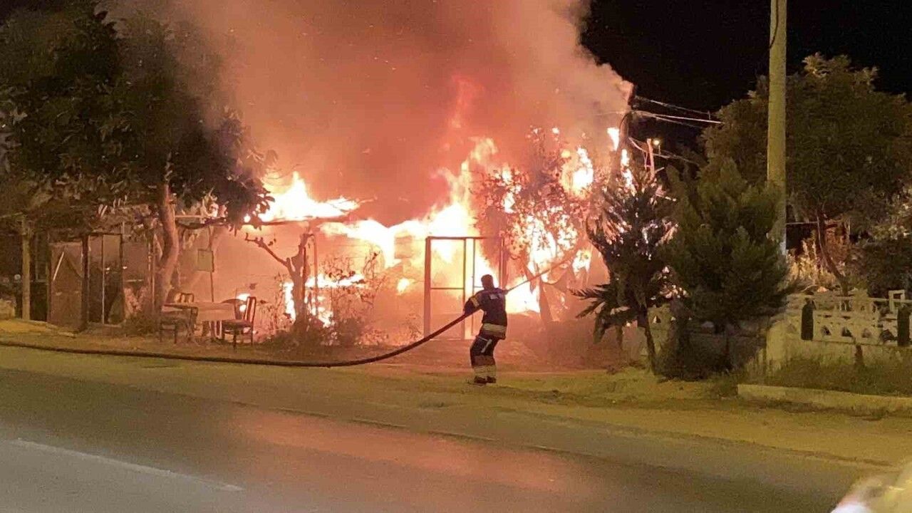 Mersin'de hobi bahçesindeki baraka alevlere teslim oldu