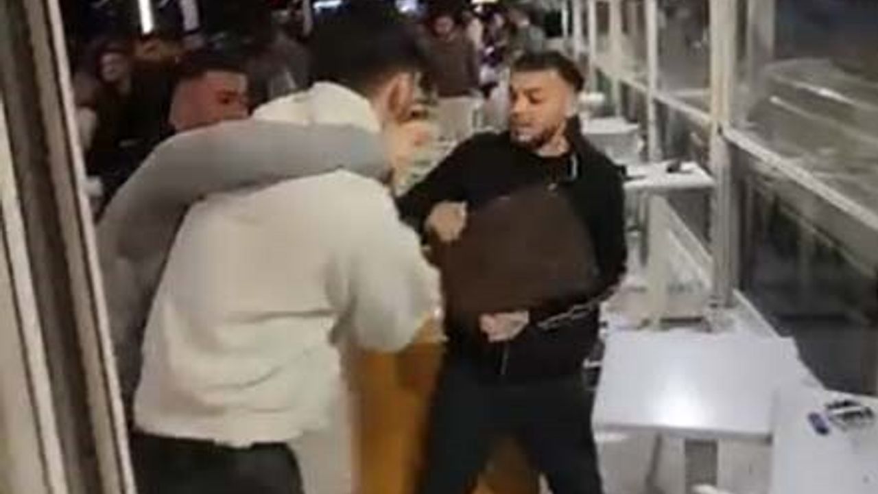 Mersin'de kafede kavga: Gençler tekme ve yumruklarla birbirine girdi