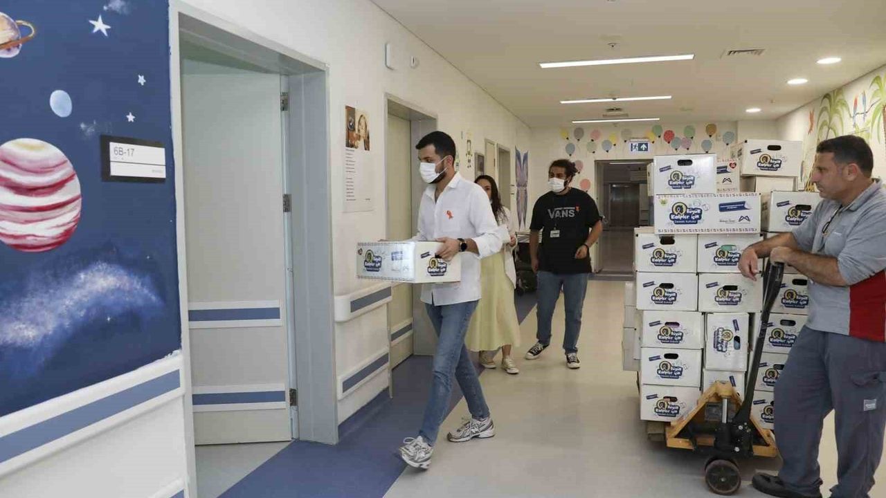 Mersin'de lösemili çocuklara 'Büyük Kalpler İçin Destek Kutusu' dağıtıldı