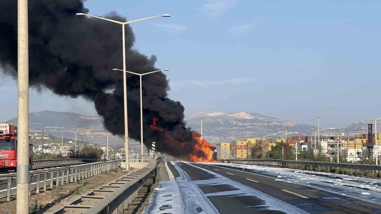 Mersin'de mazot yüklü tanker alev aldı, gökyüzü kara dumanla kaplandı
