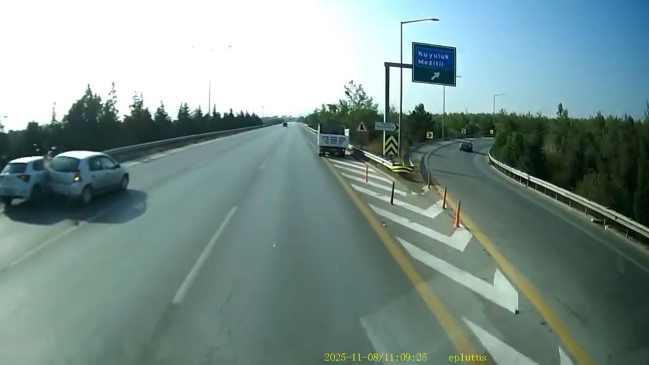Mersin'de otobanda kaza: Sol şeritte duran araca çarpan araç bariyere savruldu