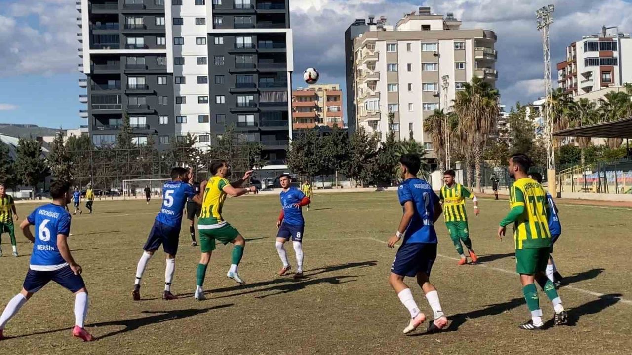 Mersin'de takımlar şehitleri anmak için sahaya Türk bayraklarıyla çıktı
