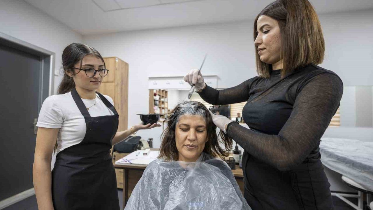 Mersin'de Ücretsiz Saç Renklendirme Kursu Büyük İlgi Görüyor