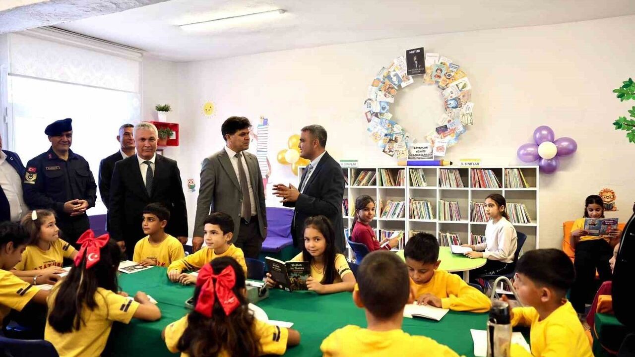 Mersin'de 'Veliler Arası Kitap Okuma Yarışması' ödülleri verildi