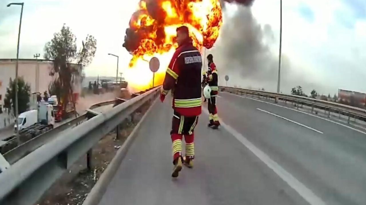 Mersin'de yanan tankerde patlamalar: İtfaiye felaketi önledi