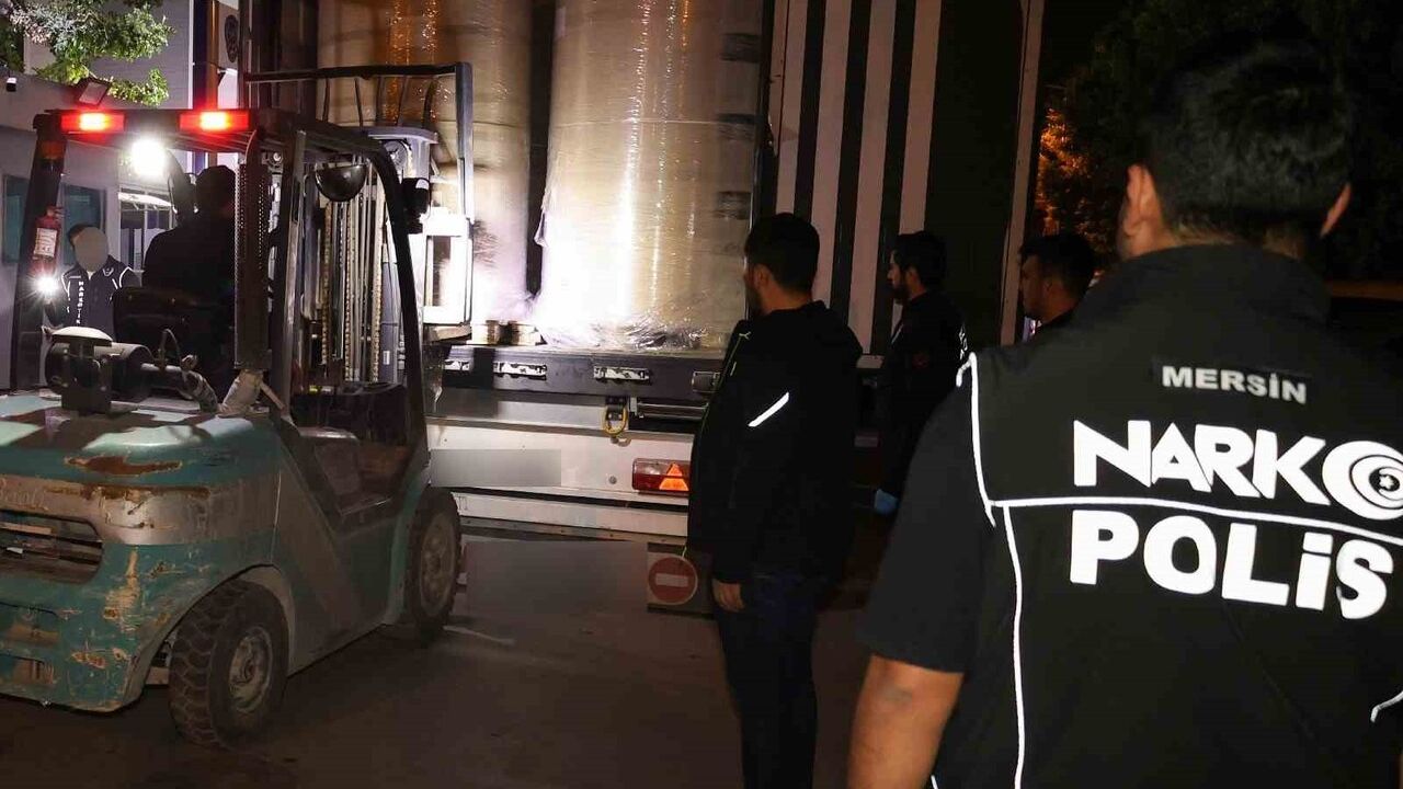 Mersin'de yurt dışından gelen tırda 223 kilogram skunk ele geçirildi: 1 tutuklama
