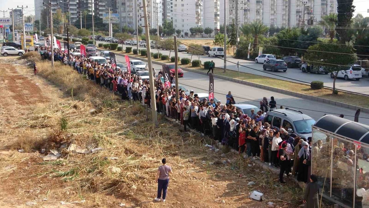 Mersin'de züccaciye açılışı kuyruk, trafik ve tükenen ürünler