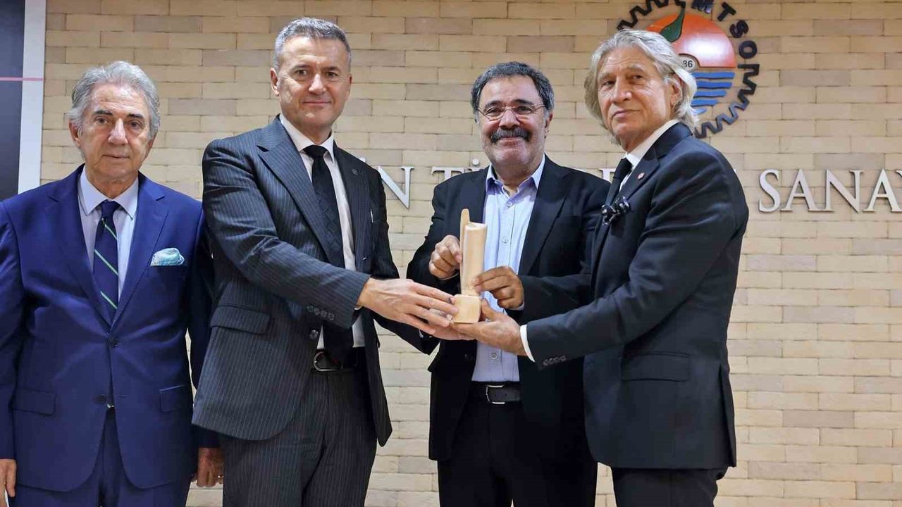 Mersin Kenti Edebiyat Ödülü Ahmet Ümit’e Verildi