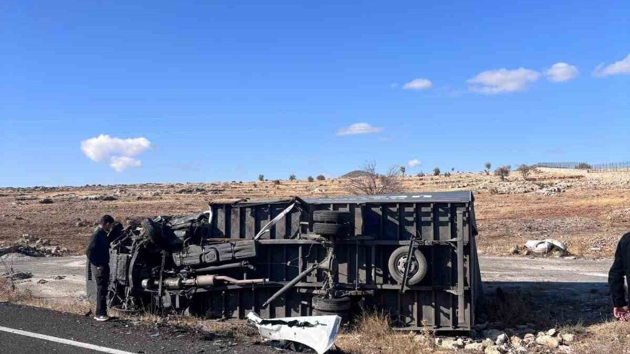 Midyat Dargeçit yolunda otomobil ile açık kasa kamyonet çarpıştı — 2 yaralı