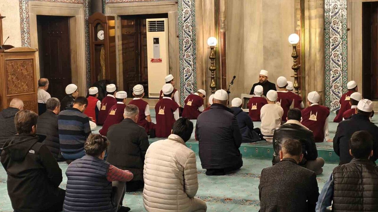 Mimar Sinan’ın Manisa Muradiye Camii’nde Sabah Namazı Coşkusu