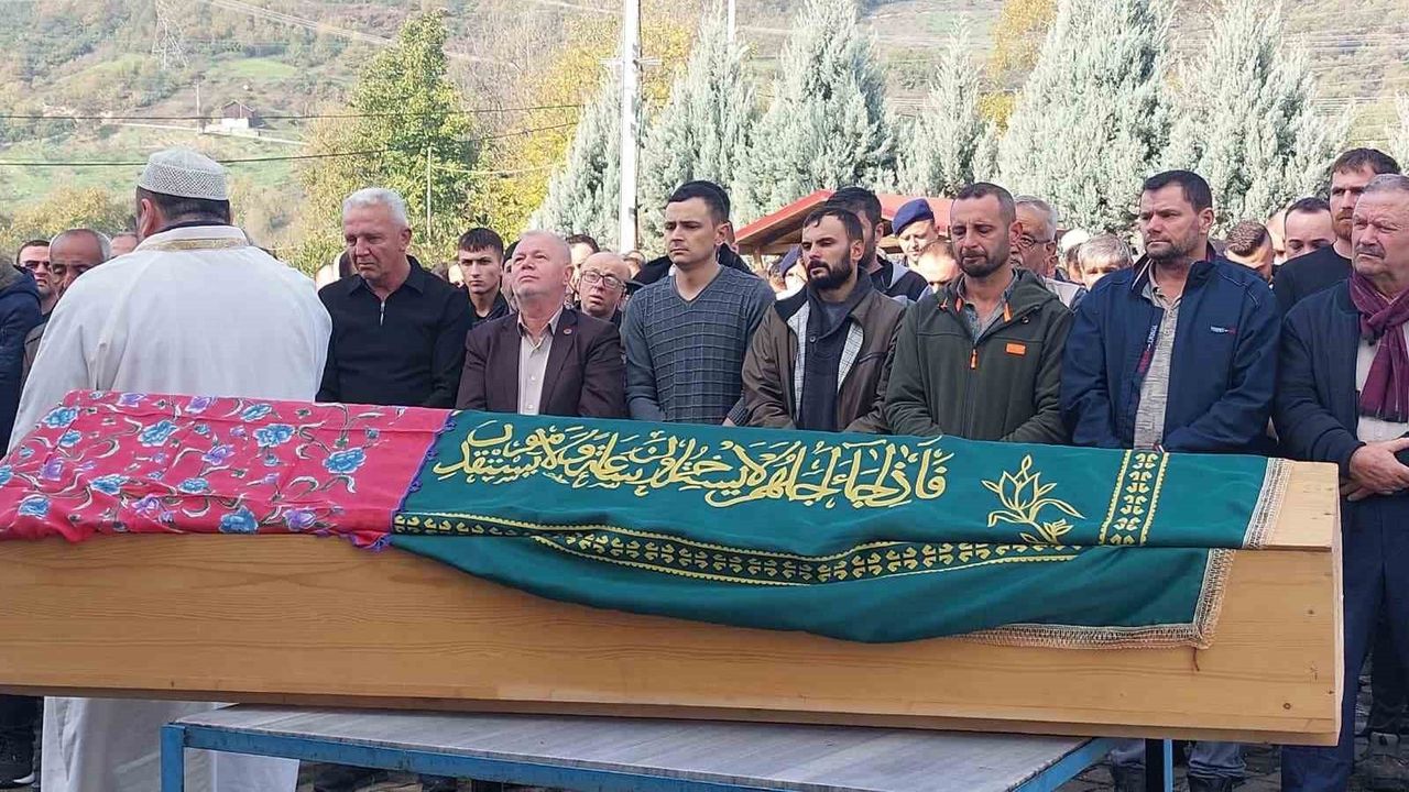 Minik Eslem toprağa verildi: Patpat kazasında bir çocuk hayatını kaybetti