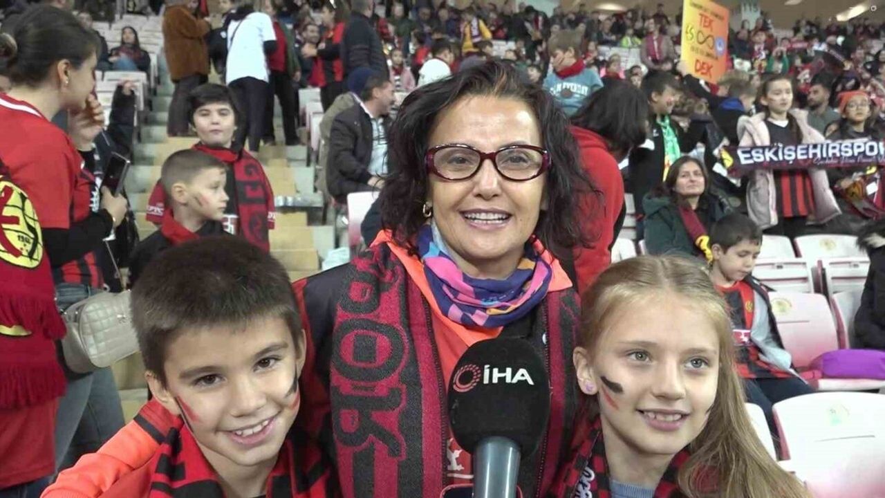Minik Taraftarlar 'Kucak Dolusu Hayaller' ile Eskişehirspor Tribününde