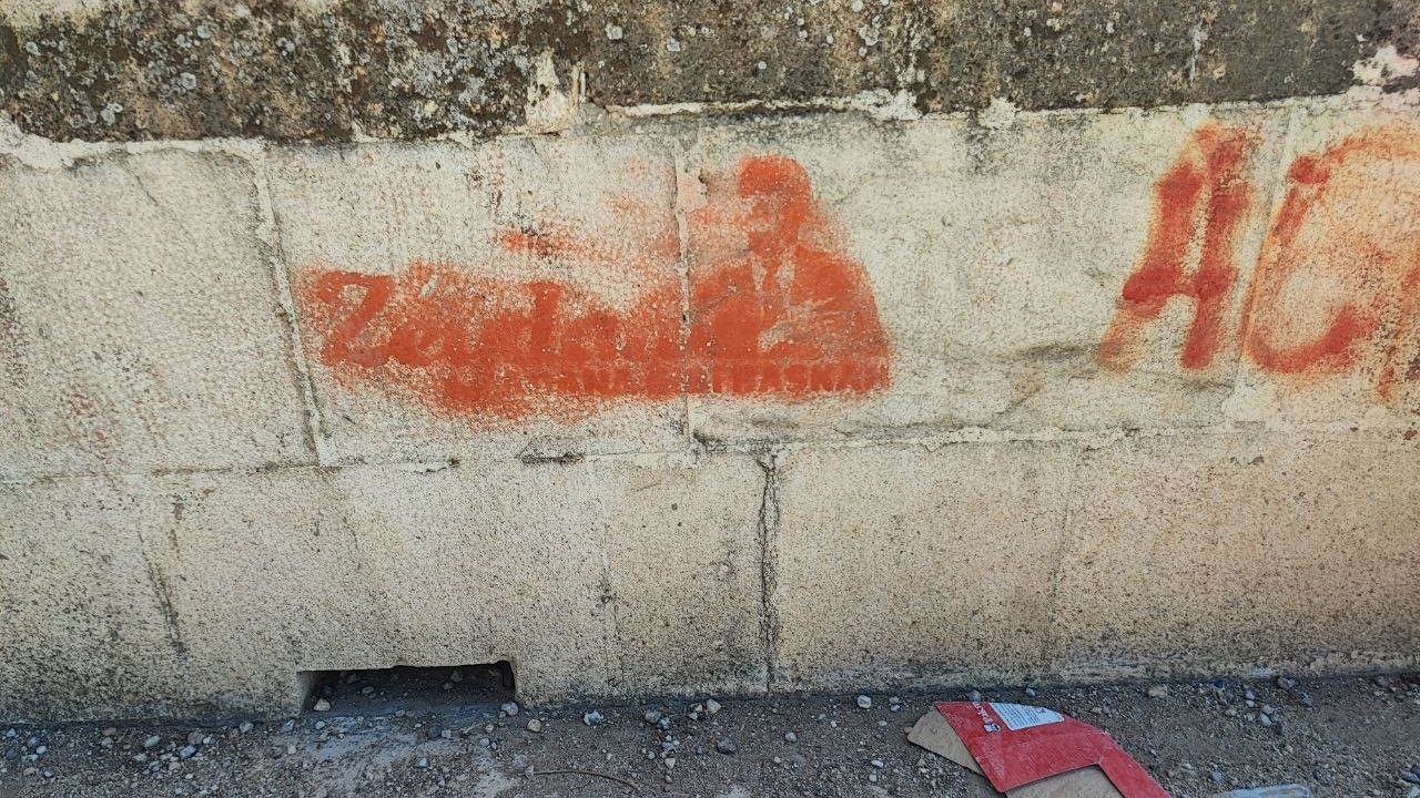 Misis Köprüsü'ne sprey boya ile yazılama: Tarihi köprü zarar gördü