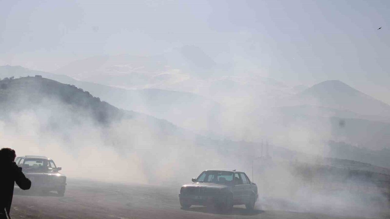 Model uçaklar ve klasik otomobiller Talas'ta aynı pistte buluştu