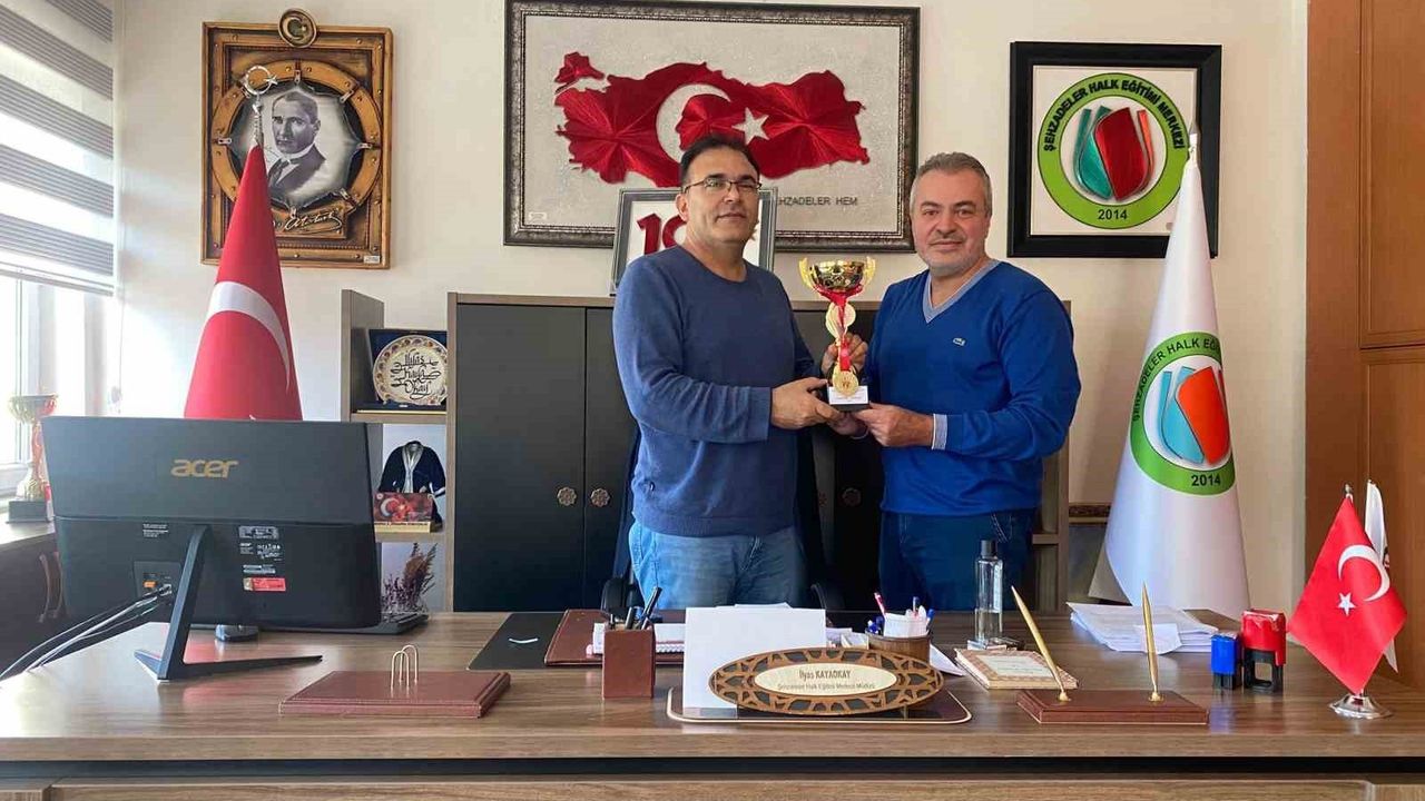 Muaythai Şampiyonasında Şehzadeler Halk Eğitimi Merkezi'ne Kupa Verildi