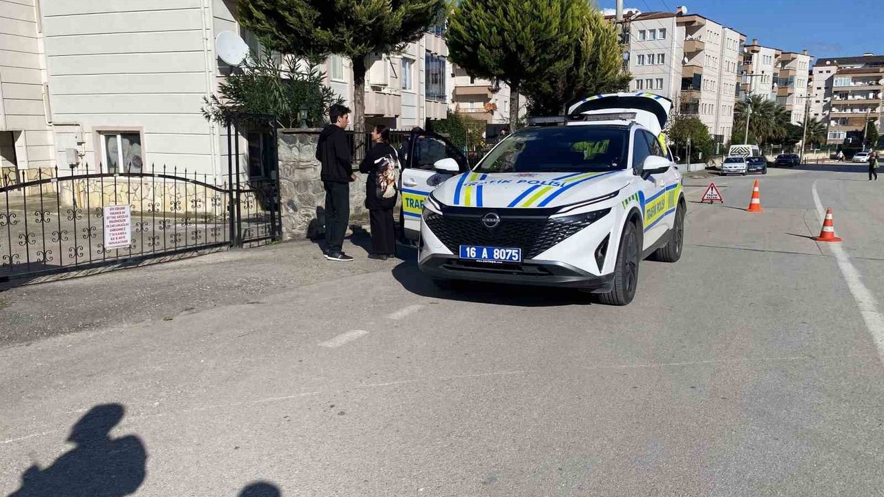 Mudanya'da eğitim pistinde kaza: Ehliyetsiz sürücünün yasak U dönüşü kurye ile çarpıştı