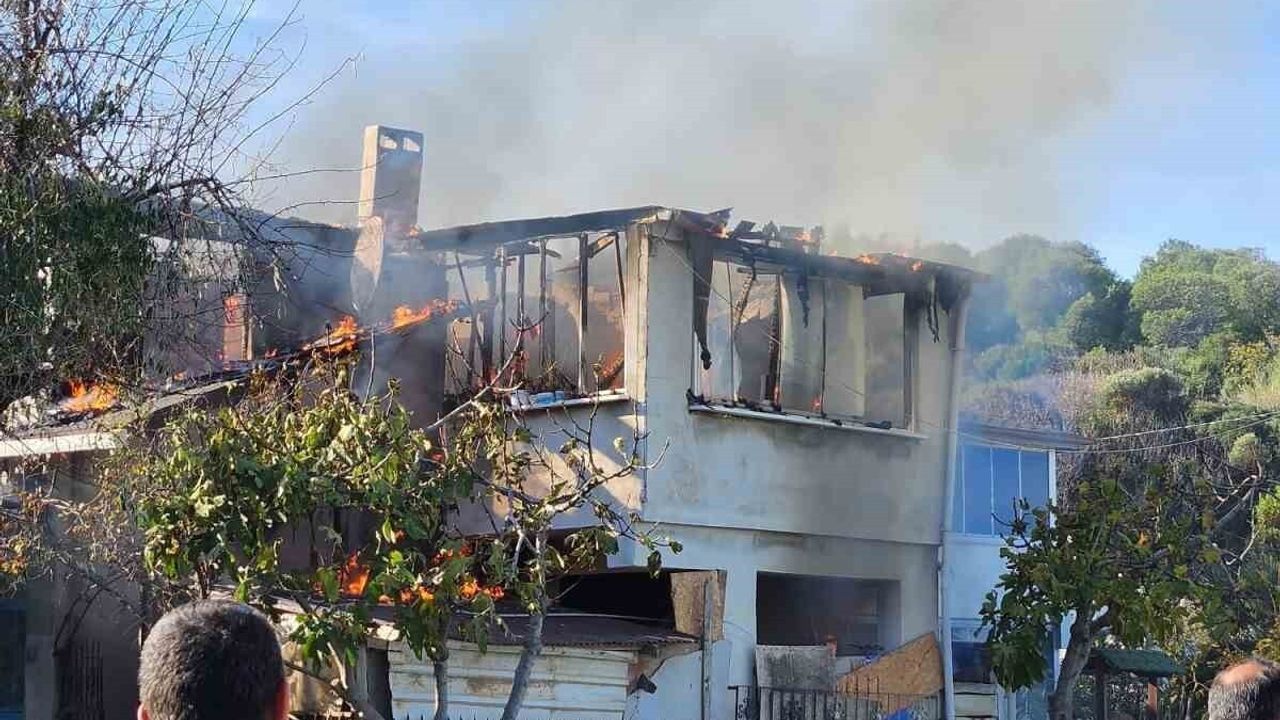 Mudanya'da ev küle döndü, bitişik bina hasar gördü