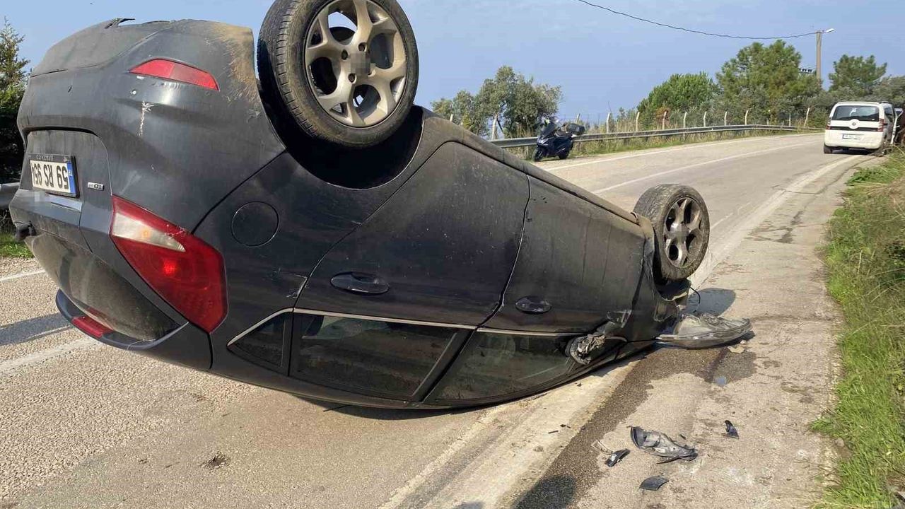 Mudanya'da kayalıklara çarpan araç ters döndü, emniyet kemeri hayatlarını kurtardı