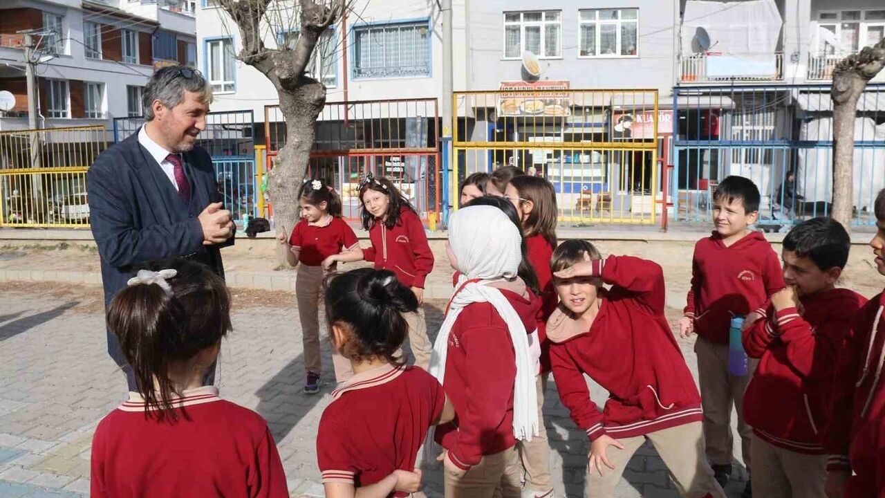 Müdür Yılmaz: "Telefonla oyalandığı kadar çocuğuna ilgi göstermeyen velilerimiz var"